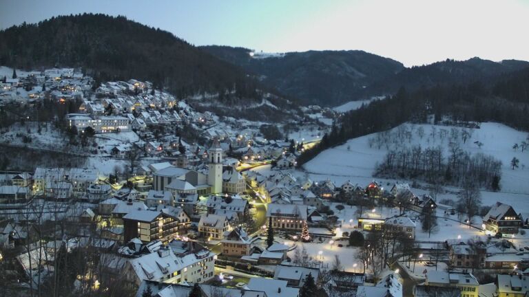 Dieses Bild zeigt eine Webcam-Aufnahme von Ottenhöfen, aufgenommen am Montag, den 05.01.2026 um 17:20 Uhr