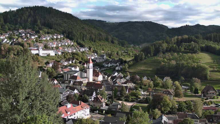 Dieses Bild zeigt eine Webcam-Aufnahme von Ottenhöfen, aufgenommen am Freitag, den 18.09.2026 um 17:50 Uhr