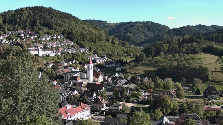 Dieses Bild zeigt eine Webcam-Aufnahme von Ottenhöfen, aufgenommen am Samstag, den 12.09.2026 um 17:30 Uhr