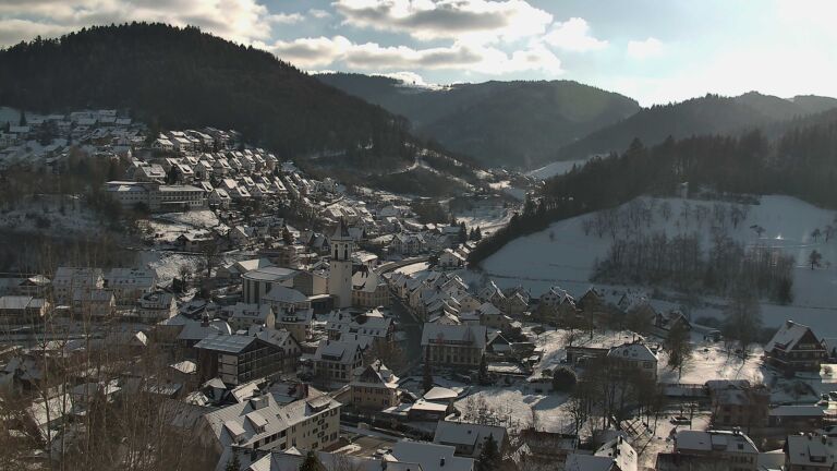 Dieses Bild zeigt eine Webcam-Aufnahme von Ottenhöfen, aufgenommen am Montag, den 05.01.2026 um 13:10 Uhr