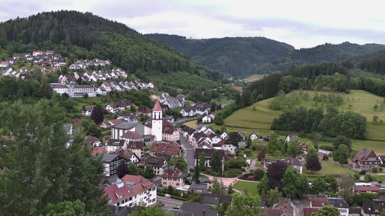Dieses Bild zeigt eine Webcam-Aufnahme von Ottenhöfen, aufgenommen am Montag, den 01.06.2026 um 06:10 Uhr