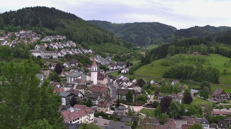 Dieses Bild zeigt eine Webcam-Aufnahme von Ottenhöfen, aufgenommen am Montag, den 04.05.2026 um 19:20 Uhr