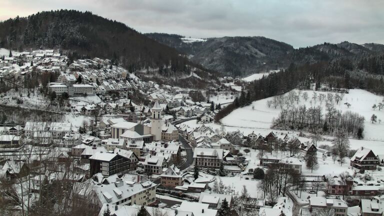 Dieses Bild zeigt eine Webcam-Aufnahme von Ottenhöfen, aufgenommen am Sonntag, den 04.01.2026 um 08:30 Uhr