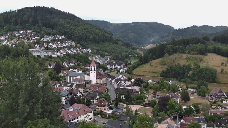Dieses Bild zeigt eine Webcam-Aufnahme von Ottenhöfen, aufgenommen am Montag, den 27.07.2026 um 07:00 Uhr