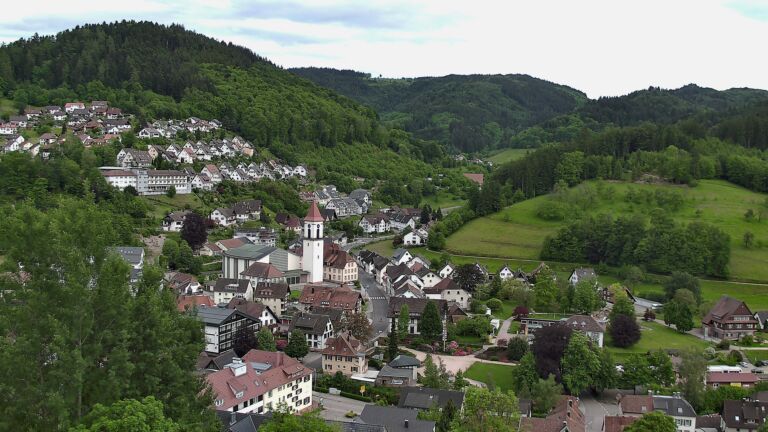 Dieses Bild zeigt eine Webcam-Aufnahme von Ottenhöfen, aufgenommen am Dienstag, den 19.05.2026 um 19:20 Uhr