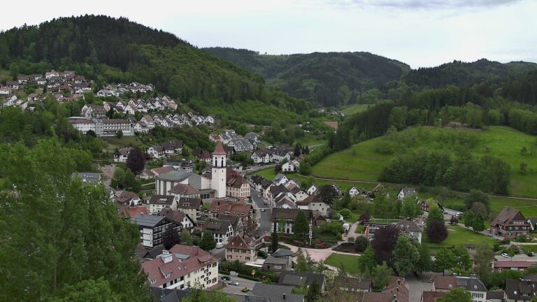 Dieses Bild zeigt eine Webcam-Aufnahme von Ottenhöfen, aufgenommen am Sonntag, den 03.05.2026 um 18:10 Uhr