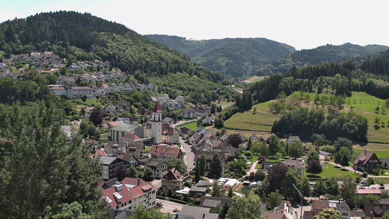 Dieses Bild zeigt eine Webcam-Aufnahme von Ottenhöfen, aufgenommen am Freitag, den 19.06.2026 um 13:40 Uhr