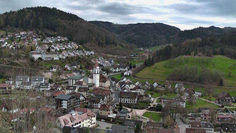 Dieses Bild zeigt eine Webcam-Aufnahme von Ottenhöfen, aufgenommen am Sonntag, den 05.04.2026 um 15:30 Uhr