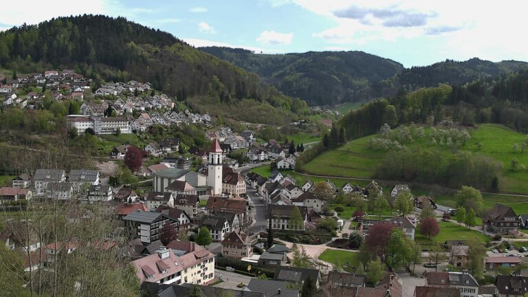 Dieses Bild zeigt eine Webcam-Aufnahme von Ottenhöfen, aufgenommen am Samstag, den 18.04.2026 um 15:50 Uhr