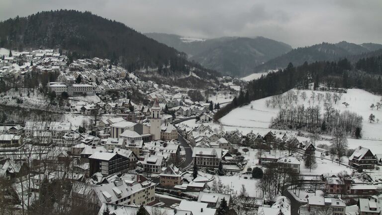 Dieses Bild zeigt eine Webcam-Aufnahme von Ottenhöfen, aufgenommen am Dienstag, den 06.01.2026 um 13:30 Uhr