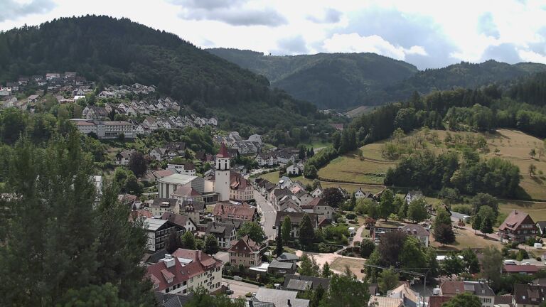 Dieses Bild zeigt eine Webcam-Aufnahme von Ottenhöfen, aufgenommen am Montag, den 27.07.2026 um 12:00 Uhr