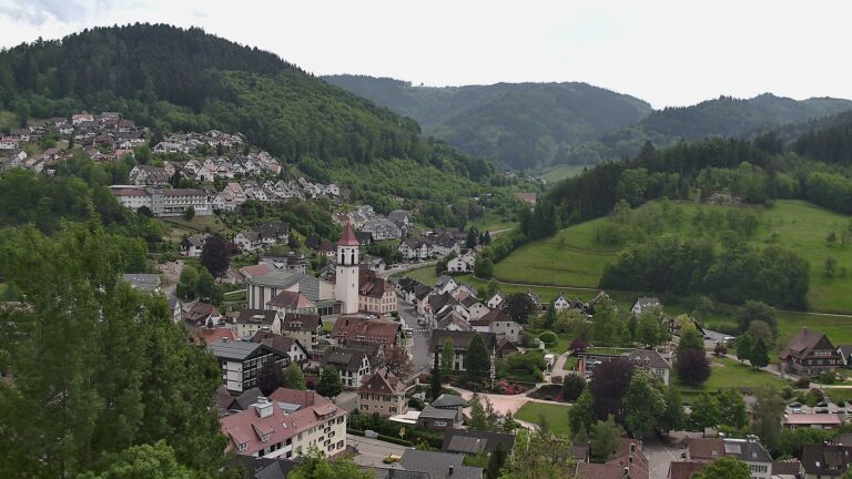 Dieses Bild zeigt eine Webcam-Aufnahme von Ottenhöfen, aufgenommen am Sonntag, den 10.05.2026 um 14:10 Uhr