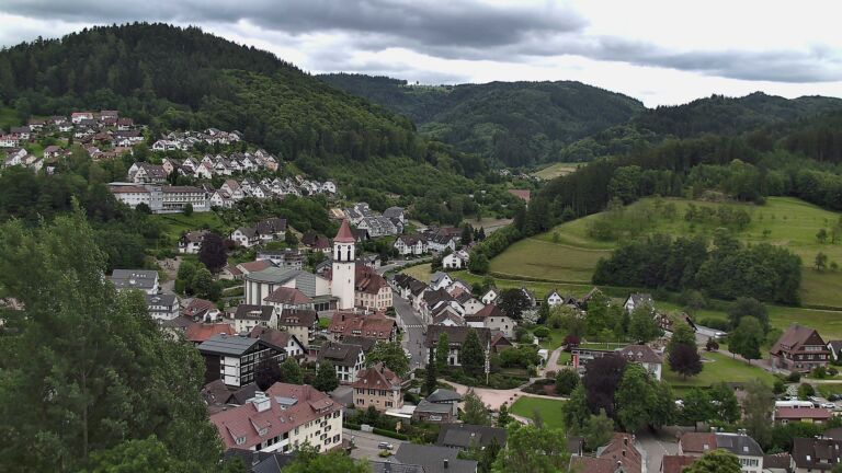 Dieses Bild zeigt eine Webcam-Aufnahme von Ottenhöfen, aufgenommen am Donnerstag, den 04.06.2026 um 13:10 Uhr