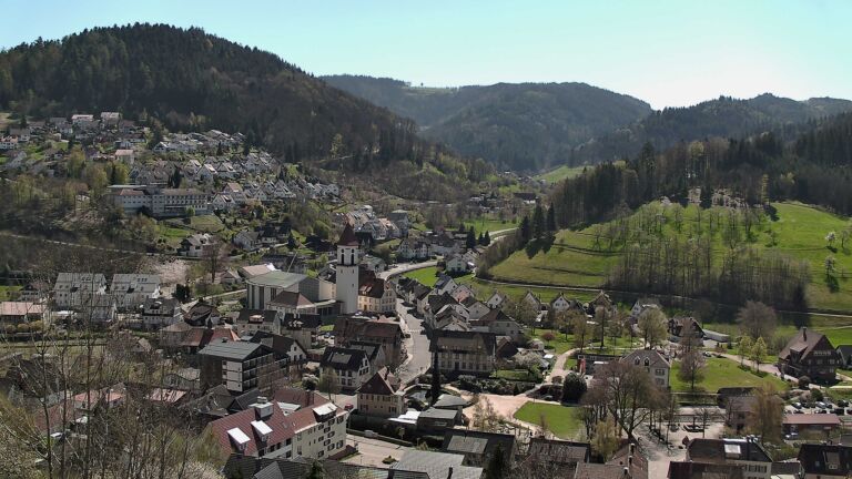 Dieses Bild zeigt eine Webcam-Aufnahme von Ottenhöfen, aufgenommen am Mittwoch, den 08.04.2026 um 13:20 Uhr