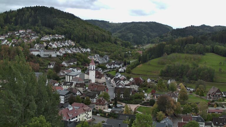 Dieses Bild zeigt eine Webcam-Aufnahme von Ottenhöfen, aufgenommen am Freitag, den 23.10.2026 um 13:00 Uhr