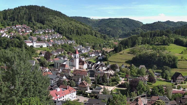 Dieses Bild zeigt eine Webcam-Aufnahme von Ottenhöfen, aufgenommen am Montag, den 15.06.2026 um 17:30 Uhr