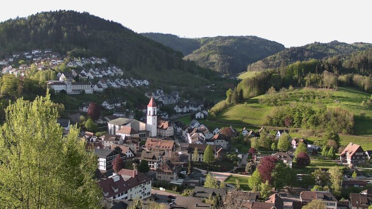 Dieses Bild zeigt eine Webcam-Aufnahme von Ottenhöfen, aufgenommen am Montag, den 27.04.2026 um 07:40 Uhr