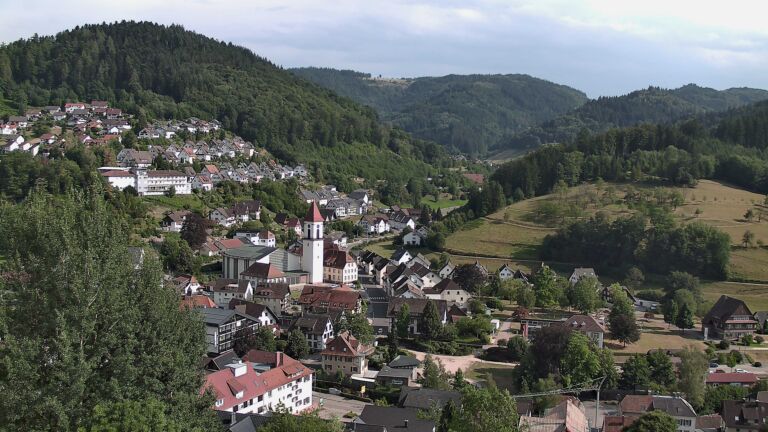 Dieses Bild zeigt eine Webcam-Aufnahme von Ottenhöfen, aufgenommen am Samstag, den 18.07.2026 um 17:30 Uhr