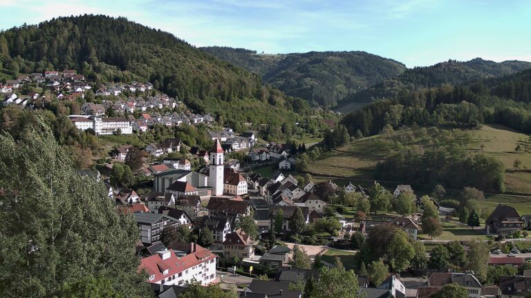 Dieses Bild zeigt eine Webcam-Aufnahme von Ottenhöfen, aufgenommen am Sonntag, den 06.09.2026 um 17:20 Uhr
