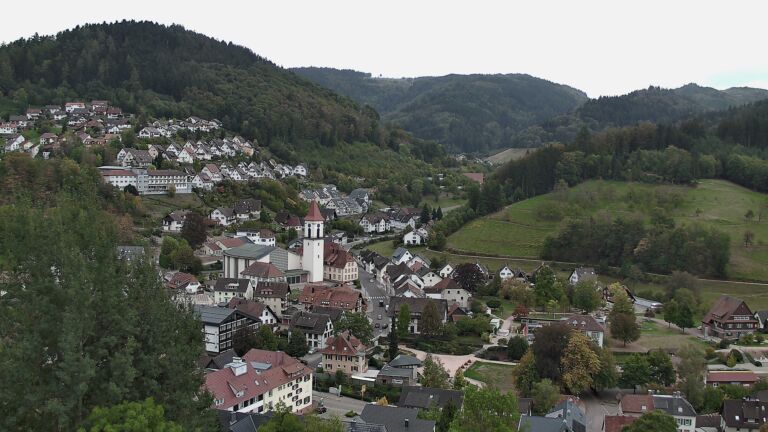 Dieses Bild zeigt eine Webcam-Aufnahme von Ottenhöfen, aufgenommen am Donnerstag, den 01.10.2026 um 16:50 Uhr