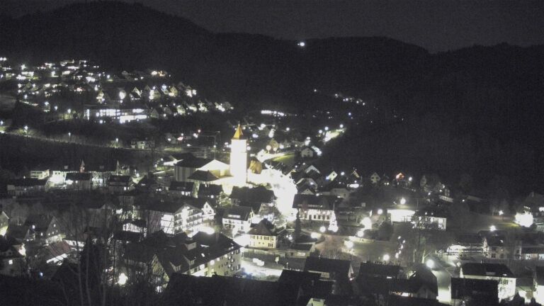 Dieses Bild zeigt eine Webcam-Aufnahme von Ottenhöfen, aufgenommen am Donnerstag, den 18.12.2025 um 18:00 Uhr