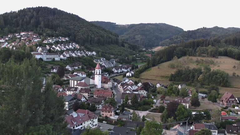 Dieses Bild zeigt eine Webcam-Aufnahme von Ottenhöfen, aufgenommen am Samstag, den 25.07.2026 um 06:00 Uhr