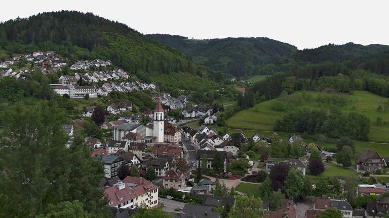 Dieses Bild zeigt eine Webcam-Aufnahme von Ottenhöfen, aufgenommen am Montag, den 18.05.2026 um 19:00 Uhr