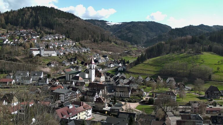 Dieses Bild zeigt eine Webcam-Aufnahme von Ottenhöfen, aufgenommen am Mittwoch, den 01.04.2026 um 16:30 Uhr