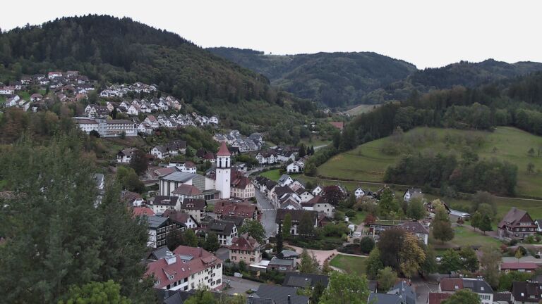 Dieses Bild zeigt eine Webcam-Aufnahme von Ottenhöfen, aufgenommen am Dienstag, den 13.10.2026 um 18:30 Uhr