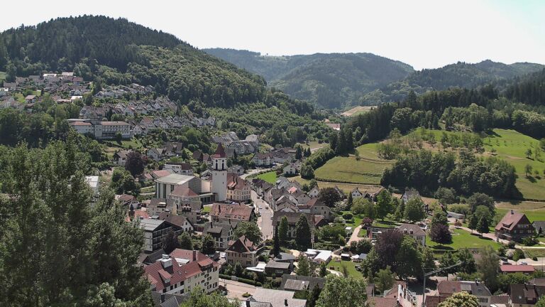 Dieses Bild zeigt eine Webcam-Aufnahme von Ottenhöfen, aufgenommen am Freitag, den 19.06.2026 um 12:20 Uhr