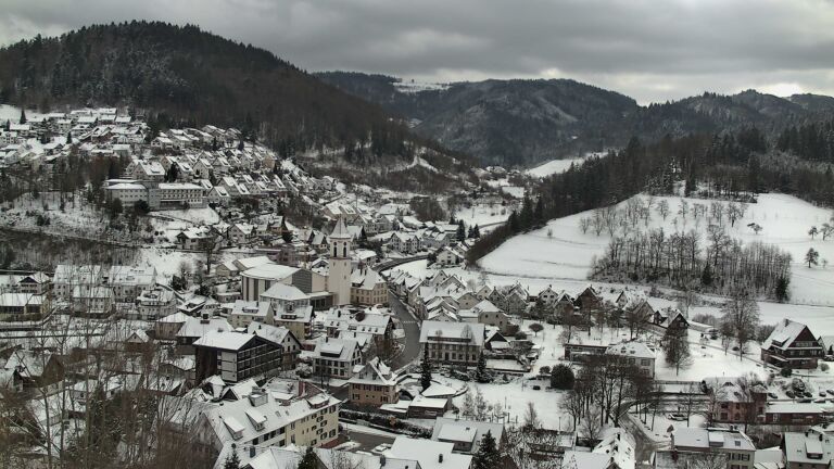 Dieses Bild zeigt eine Webcam-Aufnahme von Ottenhöfen, aufgenommen am Sonntag, den 04.01.2026 um 12:30 Uhr