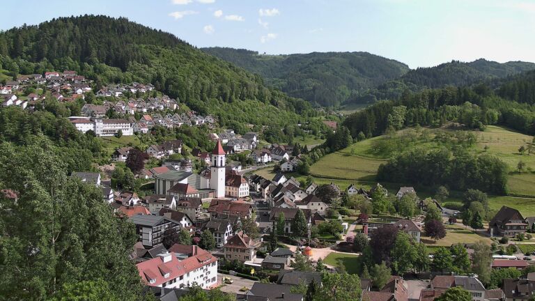 Dieses Bild zeigt eine Webcam-Aufnahme von Ottenhöfen, aufgenommen am Sonntag, den 24.05.2026 um 17:00 Uhr
