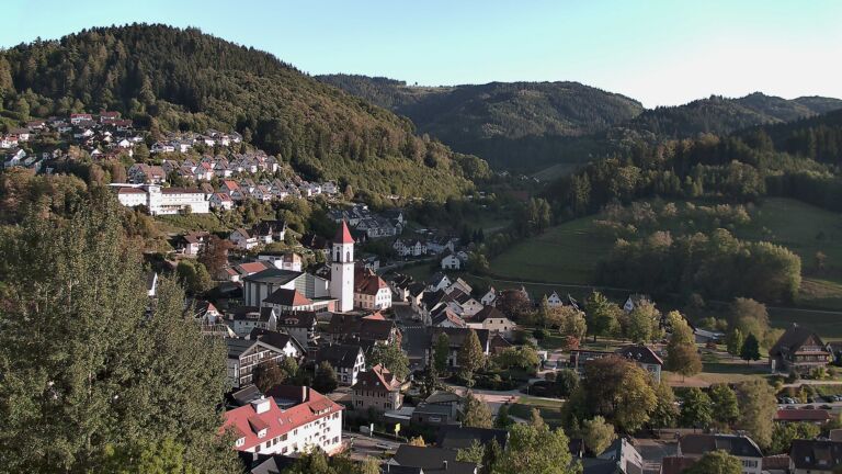 Dieses Bild zeigt eine Webcam-Aufnahme von Ottenhöfen, aufgenommen am Sonntag, den 27.09.2026 um 18:00 Uhr