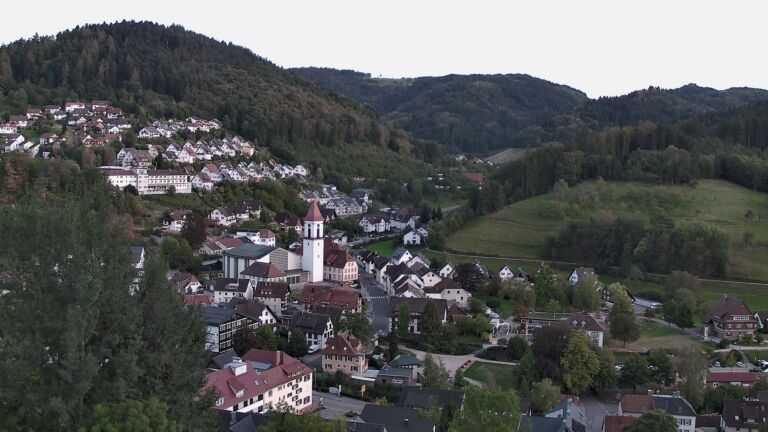 Dieses Bild zeigt eine Webcam-Aufnahme von Ottenhöfen, aufgenommen am Freitag, den 18.09.2026 um 19:30 Uhr
