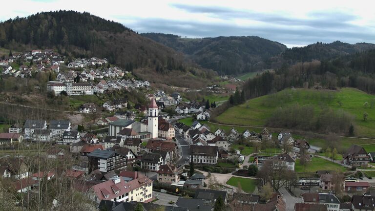 Dieses Bild zeigt eine Webcam-Aufnahme von Ottenhöfen, aufgenommen am Sonntag, den 05.04.2026 um 18:00 Uhr