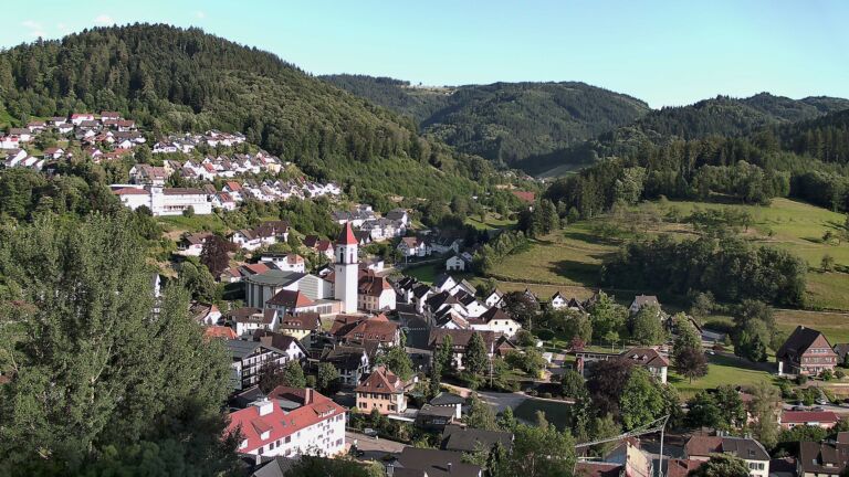 Dieses Bild zeigt eine Webcam-Aufnahme von Ottenhöfen, aufgenommen am Mittwoch, den 01.07.2026 um 19:20 Uhr