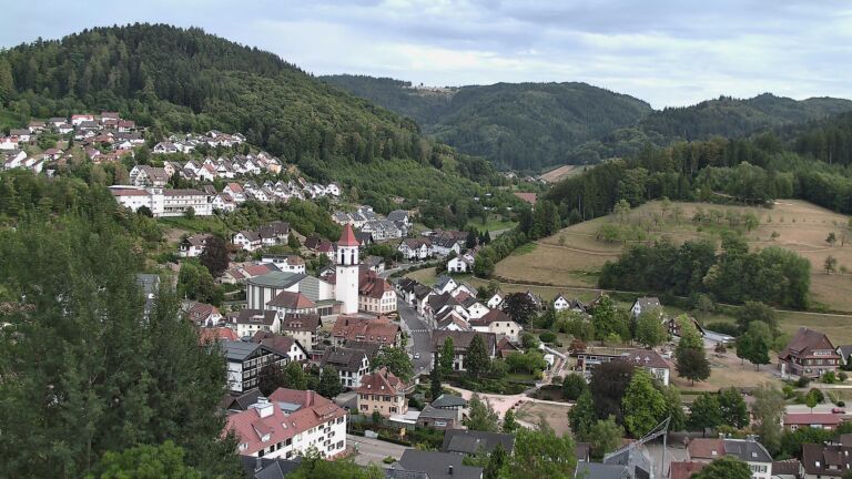 Dieses Bild zeigt eine Webcam-Aufnahme von Ottenhöfen, aufgenommen am Montag, den 10.08.2026 um 19:20 Uhr