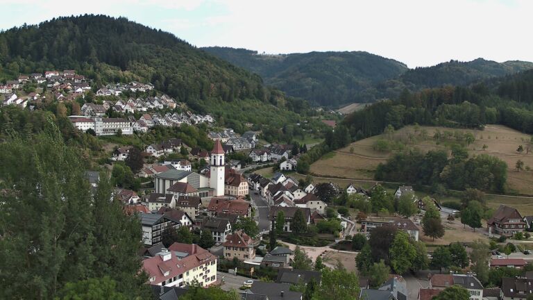 Dieses Bild zeigt eine Webcam-Aufnahme von Ottenhöfen, aufgenommen am Montag, den 17.08.2026 um 18:20 Uhr
