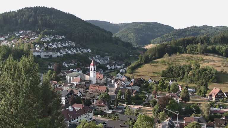 Dieses Bild zeigt eine Webcam-Aufnahme von Ottenhöfen, aufgenommen am Dienstag, den 04.08.2026 um 08:00 Uhr