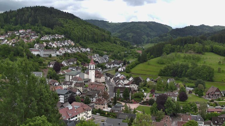 Dieses Bild zeigt eine Webcam-Aufnahme von Ottenhöfen, aufgenommen am Samstag, den 16.05.2026 um 13:40 Uhr