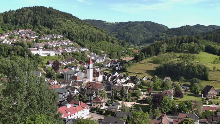 Dieses Bild zeigt eine Webcam-Aufnahme von Ottenhöfen, aufgenommen am Sonntag, den 07.06.2026 um 18:20 Uhr