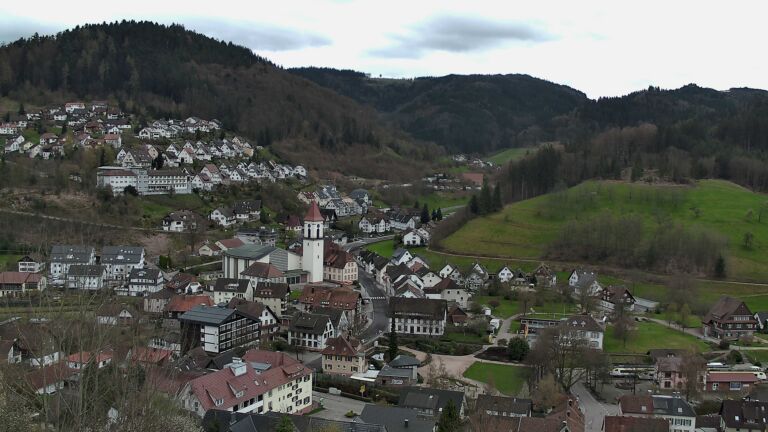 Dieses Bild zeigt eine Webcam-Aufnahme von Ottenhöfen, aufgenommen am Samstag, den 04.04.2026 um 17:40 Uhr