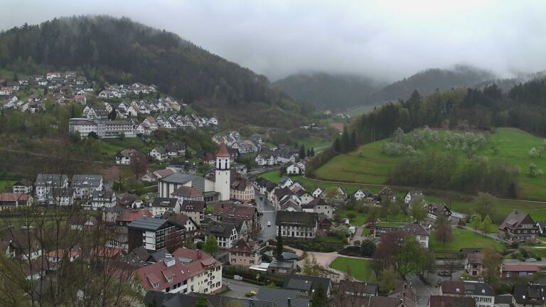 Dieses Bild zeigt eine Webcam-Aufnahme von Ottenhöfen, aufgenommen am Sonntag, den 12.04.2026 um 17:00 Uhr