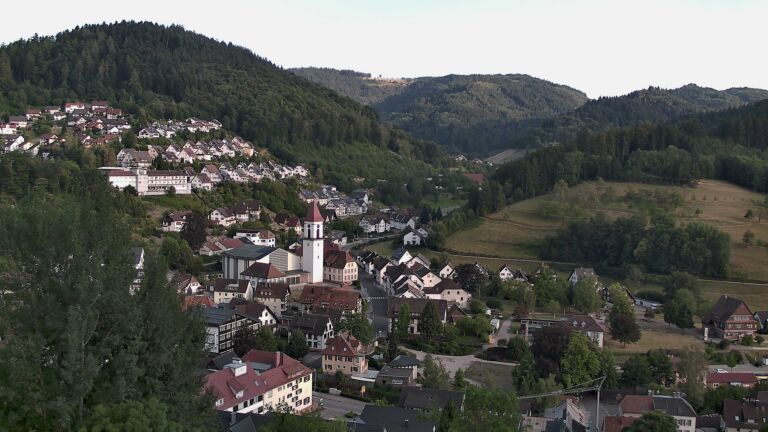 Dieses Bild zeigt eine Webcam-Aufnahme von Ottenhöfen, aufgenommen am Samstag, den 01.08.2026 um 19:50 Uhr