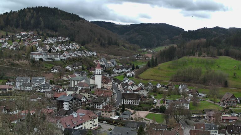 Dieses Bild zeigt eine Webcam-Aufnahme von Ottenhöfen, aufgenommen am Samstag, den 04.04.2026 um 15:00 Uhr