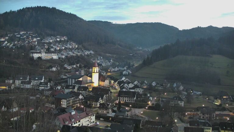 Dieses Bild zeigt eine Webcam-Aufnahme von Ottenhöfen, aufgenommen am Sonntag, den 01.02.2026 um 17:50 Uhr