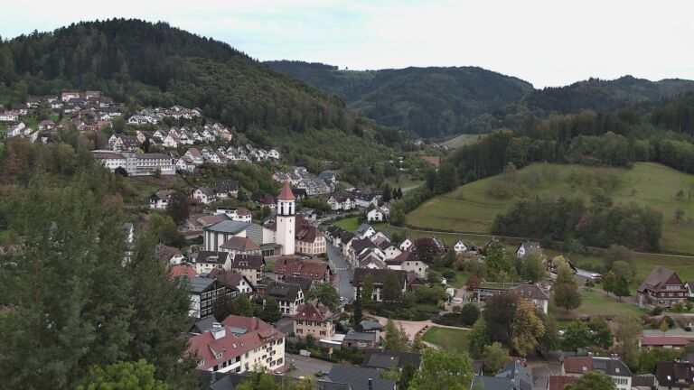 Dieses Bild zeigt eine Webcam-Aufnahme von Ottenhöfen, aufgenommen am Dienstag, den 13.10.2026 um 18:20 Uhr