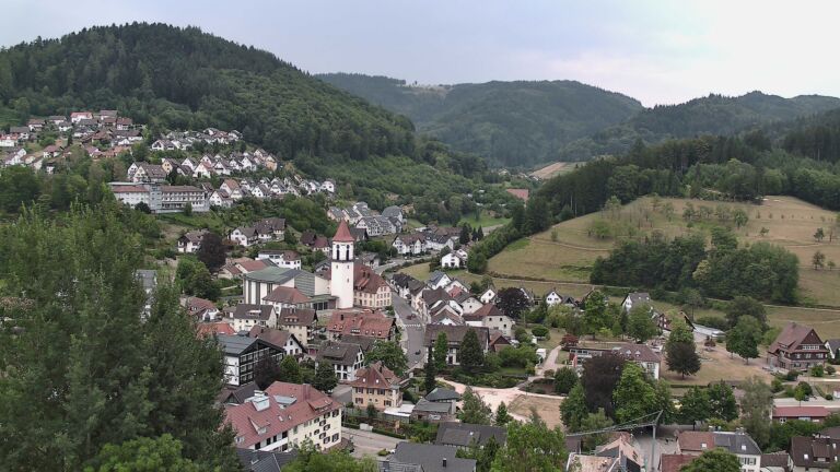 Dieses Bild zeigt eine Webcam-Aufnahme von Ottenhöfen, aufgenommen am Donnerstag, den 30.07.2026 um 17:50 Uhr