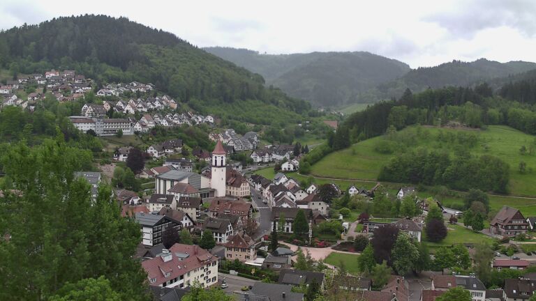 Dieses Bild zeigt eine Webcam-Aufnahme von Ottenhöfen, aufgenommen am Dienstag, den 05.05.2026 um 13:10 Uhr