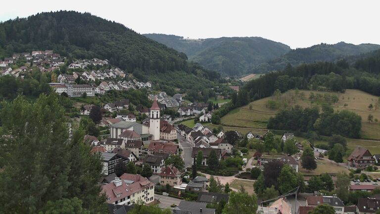 Dieses Bild zeigt eine Webcam-Aufnahme von Ottenhöfen, aufgenommen am Mittwoch, den 15.07.2026 um 13:00 Uhr